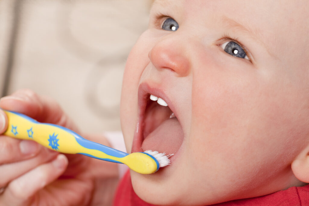 Bild Zähneputzen beim Baby