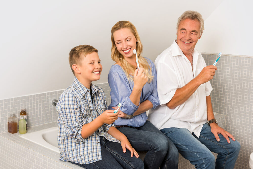 Bild Familie beim Zähneputzen