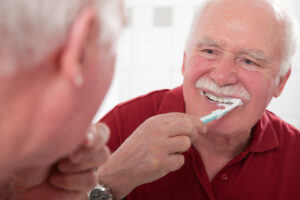 Bild Senior beim Zähneputzen